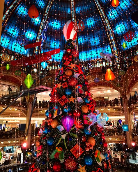 A photo of the Galeries Lafayette Christmas tree from 2020. #christmas #france #paris #tree #decorations Galeries Lafayette Paris, Lafayette Paris, Galeries Lafayette, France Paris, Christmas 2020, Tree Decorations, A Photo, Christmas Tree, Paris