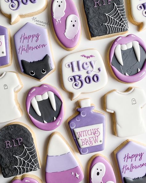 Halloween Sweets Aesthetic, Pastel Halloween Cookies, Halloween Iced Cookies, Autumn Cookies Decorated, Galletas Aesthetic, Halloween Decorated Sugar Cookies, Decorated Halloween Cookies, Halloween Decorated Cookies, Spooky Halloween Cookies