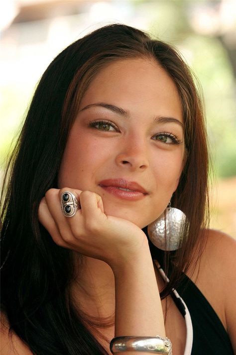 Kristin Kreuk Kristin Kreuk Smallville, Brown Hair And Hazel Eyes, Kristen Kreuk, Lana Lang, Laura Vandervoort, Kristin Kreuk, Canadian Actresses, Charlotte Casiraghi, Smallville