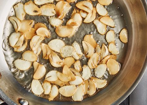 Garlic Chips Recipe, Garlic Crisps, Crunchy Garlic, Garlic Festival, Garlic Chips, Fried Garlic, Small Pleasures, Keylime Pie Recipe, Poke Bowls