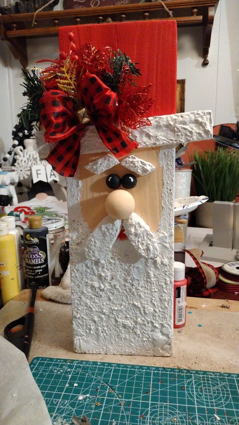 Diy Wooden Santa Wood Crafts, Diy Wooden Santa, Santa Claus Crafts Diy, Santa Wood Crafts, Diy Santa Decorations, Evergreen Decor, Santa Claus Crafts, Christmas Primitive Crafts, Christmas Santas