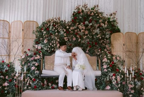 Pelamin Garden Theme Indoor, Pelamin Aesthetic, Classic Malay Wedding Theme, Pelamin Klasik Tradisional Melayu, Malay Wedding Pelamin Rustic, Malay Wedding Pelamin, Nikah Inspiration, Pelamin Rustic, Pelamin Klasik