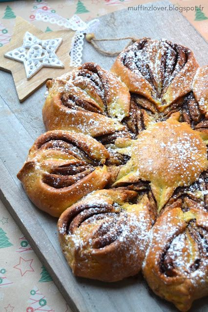 Recette facile brioche étoile / flocon au Nutella - muffinzlover.blogspot.fr Brioche Nutella, Millionaire's Shortbread, Xmas Food, No Cook Desserts, French Food, Beignets, Christmas Dinner, Baked Goods, Sweet Recipes