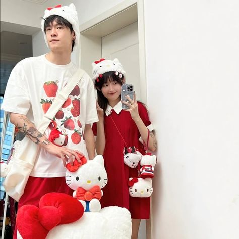 Japan Lookbook, Hello Kitty Costume, Kitty Costume, Costume Couple, Boy And Girl Friendship, Christmas Poses, Poses Couple, Girl Friendship, Retro Photography