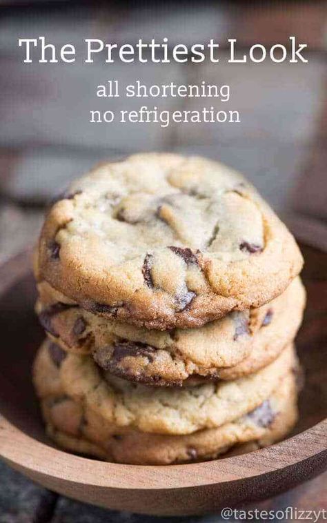 Butter vs Shortening in Cookies - Which bakes better? Original Nestle Toll House Cookie Recipe, Tollhouse Cookie Recipe, Chewy Chocolate Chip Cookies Recipe, Crisco Recipes, Make Chocolate Chip Cookies, Homemade Chocolate Chip Cookies, Cookie Recipes Homemade, Choc Chip Cookies, Chewy Chocolate Chip