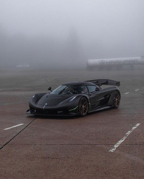 3,836 mentions J’aime, 14 commentaires - Koenigsegg Registry (@koenigsegg.registry) sur Instagram : "The Koenigsegg Jesko prototype (VIN unknown) out and about at the Koenigsegg HQ today 🤩 photos…" Red Aston Martin, Car Aston Martin, Aston Martin One 77, Quantum Of Solace, Koenigsegg Jesko, F1 Wallpaper Hd, Aston Martin Dbs, Top Luxury Cars, Youtube Money