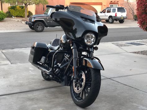 2018 Harley-Davidson® FLHXS Street Glide® Special (Black), Albuquerque, New Mexico (1041900) | ChopperExchange Custom Street Glide, Harley Davidson Images, Street Glide Harley, Harley Davidson Trike, Sportster Bobber, Dyna Super Glide, Custom Sportster, Street Glide Special, Softail Custom