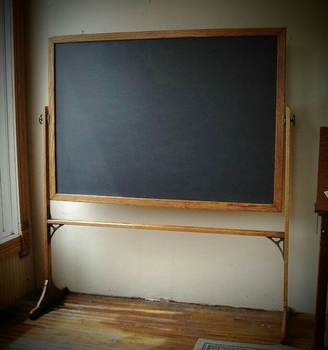 Old Schoolhouse Decor, Vintage Chalkboard Decor, Antique Classroom Decor, Black Board Ideas, Schoolhouse Chalkboard, Old Fashioned School, Old Chalkboard, Matilda Jr, Antique Chalkboard