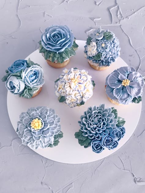 Blue Flower Cupcakes, Frosting Flowers, Elegant Cupcakes, Cupcake Decorating Tips, Blue Cupcakes, Cupcake Cake Designs, Icing Frosting, Buttercream Cupcakes, Floral Cupcakes