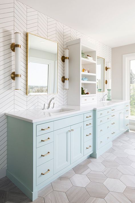 Design Interior Baie, Painted Vanity, Bad Inspiration, Bathroom Wall Cabinets, Blue Cabinets, Decor Baie, Girls Bathroom, Blue Bathroom, Bathroom Renos