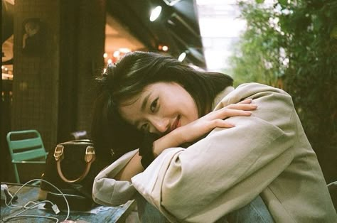 Vintage Film Photography, Lee Naeun, Film Camera Photography, Fotografi Vintage, Cinematic Photography, Vintage Film, How To Pose, 인물 사진, Film Aesthetic