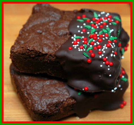 CHOCOLATE DIPPED CHRISTMAS BROWNIES - Hugs and Cookies XOXO Christmas Brownies Ideas, Dipped Brownies, Brownies Ideas, Bake Brownies, Christmas Brownies, Bora Bora French Polynesia, Christmas Cookie Recipes, Fudgy Brownies, Brownie Bar