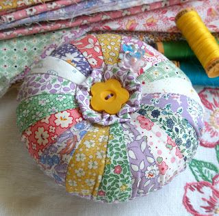 Diy Pin Cushion, English Paper Piecing Quilts, Antique Sewing Machines, Hand Embroidery Flowers, Paper Piecing Quilts, Doll Quilt, Crochet Square Patterns, Cushion Pattern, Pin Cushion