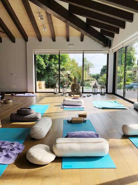 Holistic Retreat, Sala Yoga, Retreat Space, Yoga Room Design, Coast Of Spain, Home Yoga Room, Yoga Place, Holistic Center, Yoga Shala