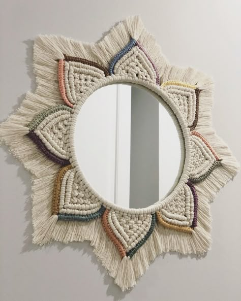 Diy Macrame Wall Hanging, Art Macramé, Macrame Mirror, Macrame Mandala, Makramee Diy, Flower Mirror, Boho Crafts Diy, Macrame Knots Pattern, 3d Quilling