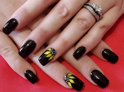 Sunflower Nails Black, Black Nails With Sunflower, Black Sunflower Nails, Black And Yellow Nails, Curly Purple Hair, Black Sunflower, Black And White Nails, Sunflower Nails, Bride Nails