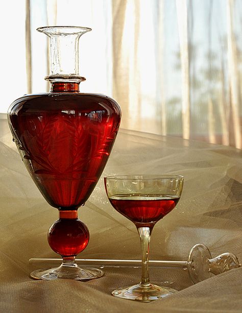 Confessions of a spoon: Home-made sour cherries liqueur Wine At Home, Cherry Vodka, Sour Cherries, Liquor Recipes, Make Your Own Wine, Cherry Liqueur, Liqueurs Recipes, Homemade Wine, Vanilla Beans