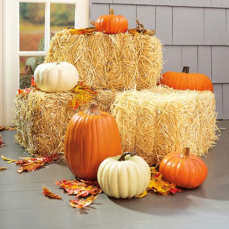 Fall Yard Decor, Outside Fall Decor, Planting Pumpkins, Straw Bale, Fall Front Porch Decor, Hay Bales, Fall Deco, Fall Thanksgiving Decor, Autumn Decorating