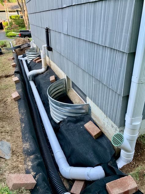 33+ Images How to Install Drainage Ideas for Around Exterior House, Yard, Landscape, and Foundation French Drain Diy, Drainage Solutions Landscaping, Yard Drainage System, Sump Pump Drainage, Drainage Ideas, Foundation Drainage, Yard Drain, Catch Basin, Landscape Drainage