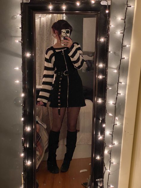 Alternative College Outfits, Alt Outfit Inspo Fem, Punk Professional Outfits, Bisexual Clothes Style, Alt Dress Outfits, Soft Grunge Outfits Winter, Dark Fashion Women, Alternative Outfits Winter, Cozy Goth Outfit