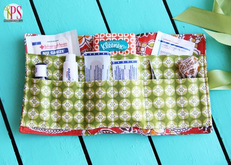 Stash one of these in your purse or diaper bag for those just-in-case times. Portable First-Aid Kit Sewing Tutorial via Positively Splendid Sewing Kit Tutorial, Homemade Gifts For Men, Man Crafts, Costura Diy, Aid Kit, Sewing Kit, First Aid Kit, Fabric Projects, Sewing Gifts