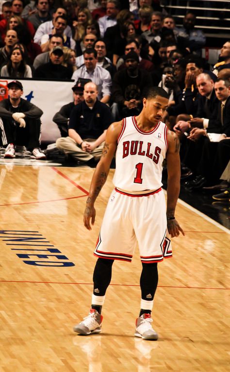 Derrick Rose Chicago Bulls, D Rose Wallpaper Nba, Derrick Rose Dunk, Derrick Rose Wallpapers, Rose Nba, Chicago Bulls Basketball, Ball Aesthetic, Nba Chicago Bulls, Nba Basketball Art