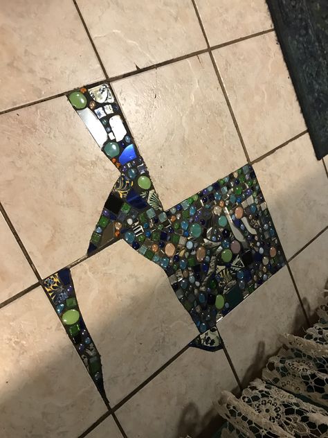 Tiles in my kitchen floor were broken and coming up. So rather than replacing it, I decided to use broken mirror, tiles and gemstones. Mosaic Patio Floor Diy, Ghibli Interior Design, Broken Tile Projects, Broken Tiles Ideas, Broken Tiles Floor Design, Mozaik Tiles, Mirror Mosaic Diy, Kitchen Mosaic Backsplash, Mosaic Countertop