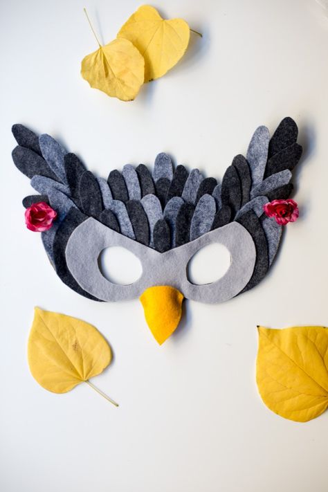 FREE Felt Owl Mask Pattern by Anne Weil of Flax & Twine                                                                                                                                                                                 More Diy Felt Animals, Felt Animal Masks, Owl Quilts, Owl Mask, Owl Costume, Baby Kostüm, Mask Patterns, Bird Costume, Felt Owls