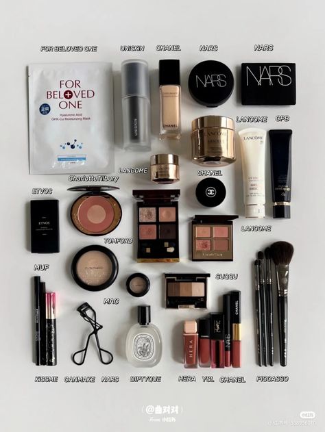 Minimalist Make Up Collection, Capsule Makeup Bag, Minimalist Makeup Collection, Capsule Makeup, Makeup Layout, Brown Girls Makeup, Minimalist Makeup, Makeup Accesories, Makeup Package