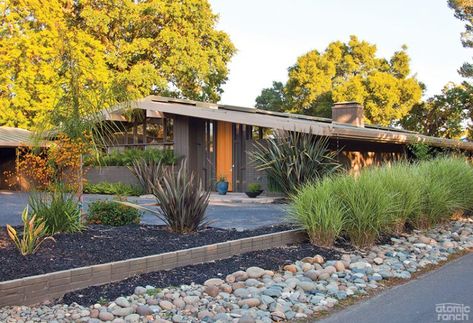 Modern Walkway, Mid Century Modern Landscaping, Mid Century Landscaping, Mid Century Landscape, Curb Appeal Landscape, Mid Century Modern Exterior, Landscape Curbing, Mid Century Exterior, Mid Century Ranch