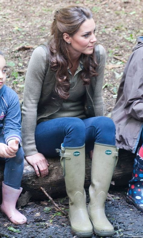 Kate Middleton, Duchess Of Cambridge, Wearing le Chameau Wellies At  A Primary School Camp In Kent, 2012 Le Chameau Wellies, Le Chameau Boots, Ducesa Kate, Style Kate Middleton, Kate Middleton Style Outfits, Duchesse Kate, Prince William Et Kate, Fashion Evolution, Estilo Kate Middleton