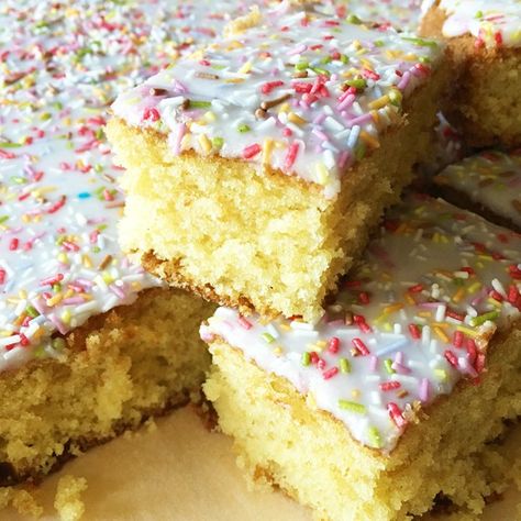 Sprinkle Tray Cake, Plain Flour Recipes Baking, School Cake Recipe, School Puddings, School Dinner Recipes, Traybake Cake, Tray Cake, Tray Bake Recipes, School Cake