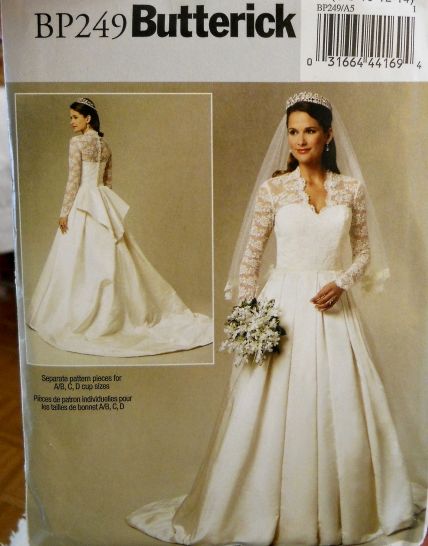 For Sarah.......when she saw Kate she said "Mom, she's wearing my dress!"  =) Wedding Dress Sewing Patterns, Gown Sewing Pattern, Kate Middleton Dress, Robes D'occasion, Sewing Wedding Dress, Diy Wedding Dress, Wedding Dress Patterns, Royal Wedding Dress, Womens Wedding Dresses