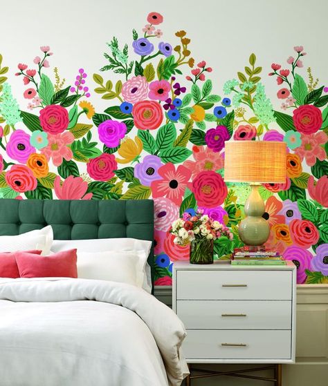 2021 Home Decor Trends According to the Pros Farmhouse Wallpaper, Whimsical Home, Mural Floral, Mural Design, Old Wallpaper, Designers Guild, Home Decor Trends, Wallpaper Roll, Floral Wall