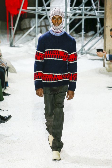 The complete CALVIN KLEIN Fall 2018 Menswear fashion show now on Vogue Runway. New York Fashion Week Men, Knitwear Inspiration, Hot Sweater, Calvin Klein 205w39nyc, Menswear Runway, Catwalk Collection, Street Style Outfits Men, Calvin Klein Collection, Knitwear Fashion