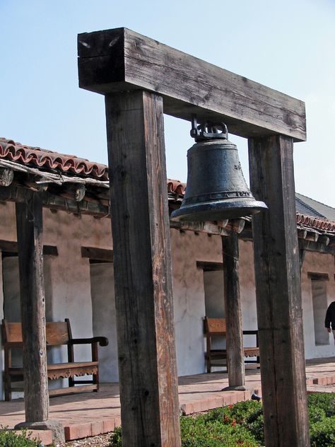 Outdoor Dinner Bell Ideas, Bell Hanging Ideas, Cast Iron Bell Mounting Ideas, Dinner Bell Outdoor, Dinner Bell Post, School House Bell, Bell Stand, Rustic Yard Decor, Lawn Sculpture