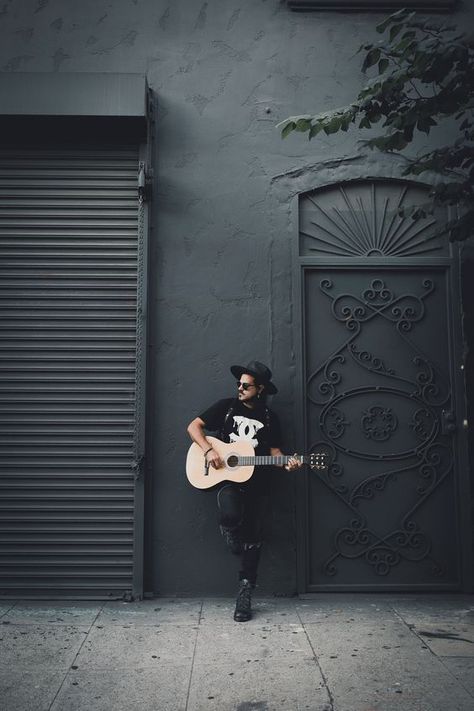 guitar poses Musician With Guitar, Musician Photography Photo Shoots, Man With Guitar Photography, Guitar Players Photography, Photoshoot Musician, Guitar Photoshoot, Guitar Poses, Musician Photoshoot, Guitarist Photography