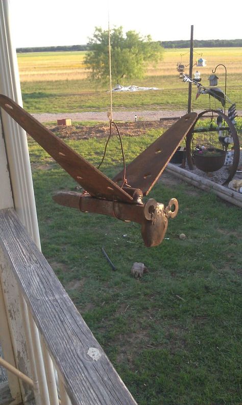 yard bird made from an old railroad spike, old hinge a a couple of washers for the eyes. Railroad Spike Art, Art Fer, Hantverk Diy, Bored Art, Words Beautiful, Railroad Spikes, Welding Art Projects, Horseshoe Art, Metal Yard Art