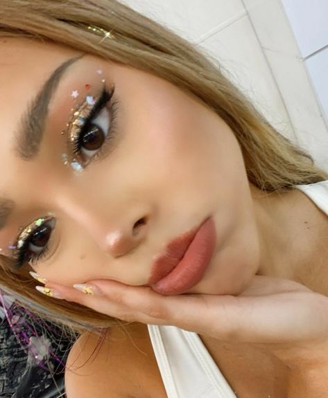 Shared by 𝙨𝙖𝙬𝙮𝙚𝙧 ʚɞ. Find images and videos about elite and danna paola on We Heart It - the app to get lost in what you love. Seventeen Makeup, Angel Makeup, Princess Makeup, Full Makeup, Fancy Makeup, Makeup Obsession, Editorial Makeup, Glitter Makeup, Face Hair