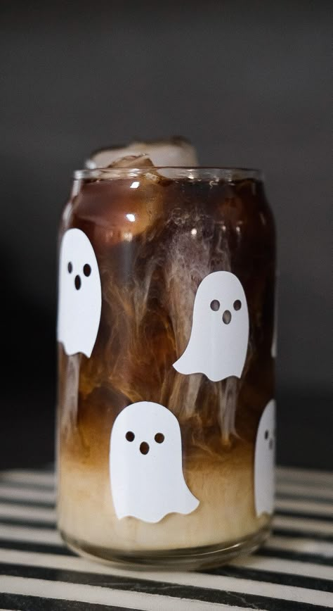 October Cricut Projects, Halloween Diy Cricut, Halloween Things To Sell, Cricut Halloween Cup Ideas, Halloween Cup Cricut, Halloween Glasses Diy, Spooky Cricut Ideas, Diy Cricut Halloween Decor, Halloween Cricut Cups