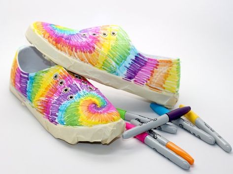 Diy Tie Dye Shoes, Sharpie Canvas Art, Sharpie Canvas, Diy Bean Bag Chair, Tie Dye Sneakers, Sharpie Shoes, Diy Bean Bag, Sharpie Tie Dye, Dye Shoes