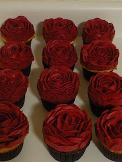 Buttercream Rose Wedding Cake, Red Sweet Sixteen, Red Quinceanera Ideas, 15 Cake, Birthday 22, Valentines Anime, Red Quince, Red Cupcakes, Candy Roses