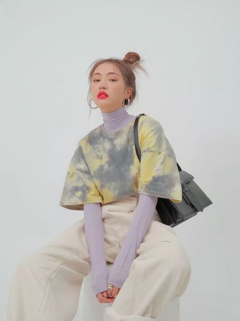 Minimalist pastel normcore fall outfit. Casual Corduroy outfit idea. Cream Wide-legged Corduroy pants. Pastel turtleneck. Tie-dye oversized tshirt. Pastel Streetwear, Corduroy Outfit, Fall Outfit Casual, Minimalist Pastel, Looks Street Style, Midi Skirts, Kpop Fashion Outfits, Colourful Outfits, Oversized T Shirt