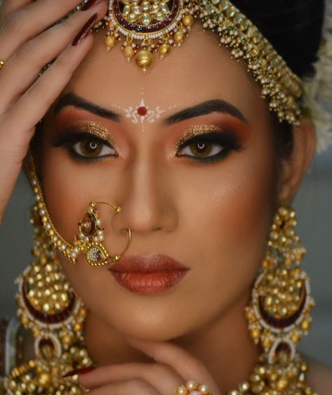 Bengali Bride Look Bridal Makeup, Simple Kolka Design For Bride, Simple Kolka Design, Kathak Anarkali, Bridal Kolka Design, Bengali Bindi, Bengali Bride Makeup, African Print Wedding Dress, Bindi Designs