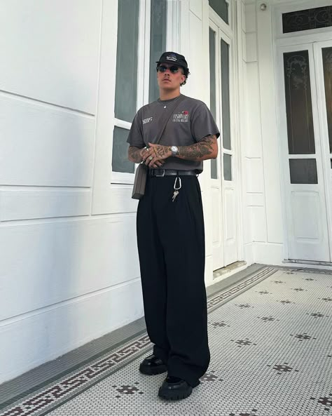 Pleated Trousers Outfit, Pleated Pants Outfit, Husband Outfits, Aesthetic Hombre, Outfit Cowok, Recreate Outfits, Formal Pant, Streetwear Ideas, Pants Outfit Men