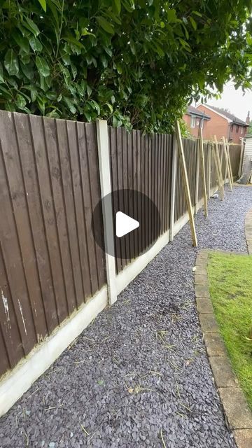 Fence Batten Ideas, Outside Fence Decor Ideas, Diy Slatted Fence, Fence Covering Ideas, Batten Fencing, Batten Fence, Fence Decorating Ideas, Backyard Fence Ideas, Diy Privacy Fence