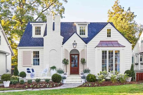 White House Curb Appeal, Small White House Exterior, Southern Exterior, Cottage Curb Appeal, Exterior Curb Appeal, Designer Motivation, Exterior Refresh, Cozy Hideaway, Sophisticated Farmhouse