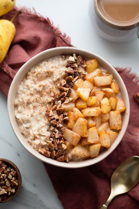 Spiced Pear Oatmeal - Our Balanced Bowl Spiced Pear Oatmeal, Oatmeal With Pears, Breakfast With Pears, Oatmeal Bowl Ideas, Oatmeal Bowls Breakfast, Oatmeal Bowl Recipes, Pear Breakfast Recipes, Pear Oatmeal Recipes, Breakfast Bowl Ideas