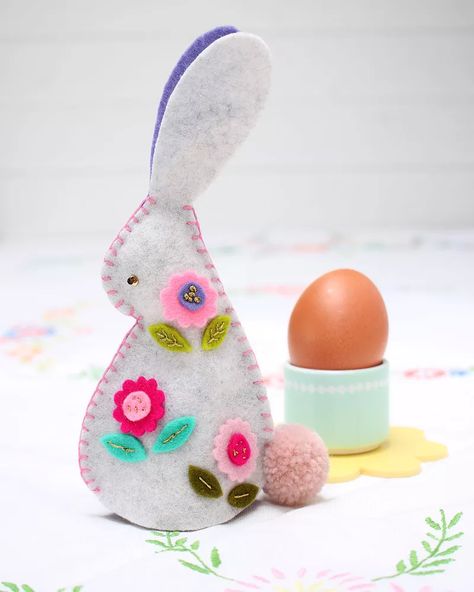 Modern Embroidery Patterns, Felt Easter Crafts, Egg Cosy, Cloud Craft, Bunny Egg, Patterns Embroidery, Hot Cross Buns, French Knot, Blanket Stitch