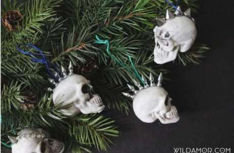 Christmas Skulls, Skull Ornaments, Black Christmas Decorations, Halloween Christmas Tree, Scary Christmas, Spooky Christmas, Gothic Christmas, Creepy Christmas, Dark Christmas